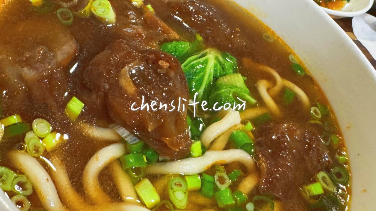 〈新北鶯歌〉大媽牛肉麵｜在地人激推的牛肉麵，距離新北美術館步行只要10分鐘，靈魂辣牛油超加分！